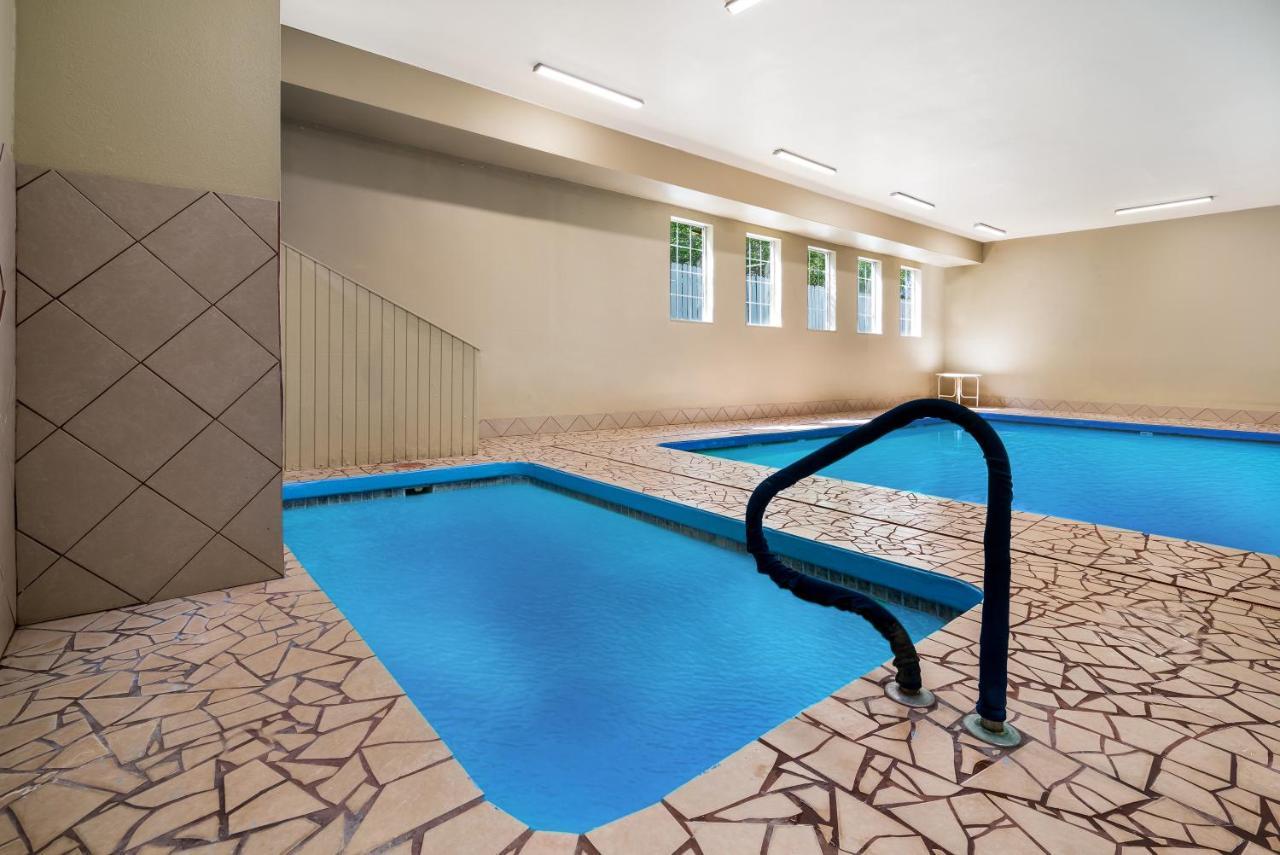 Surestay Plus Hotel By Best Western Топика Екстериор снимка
