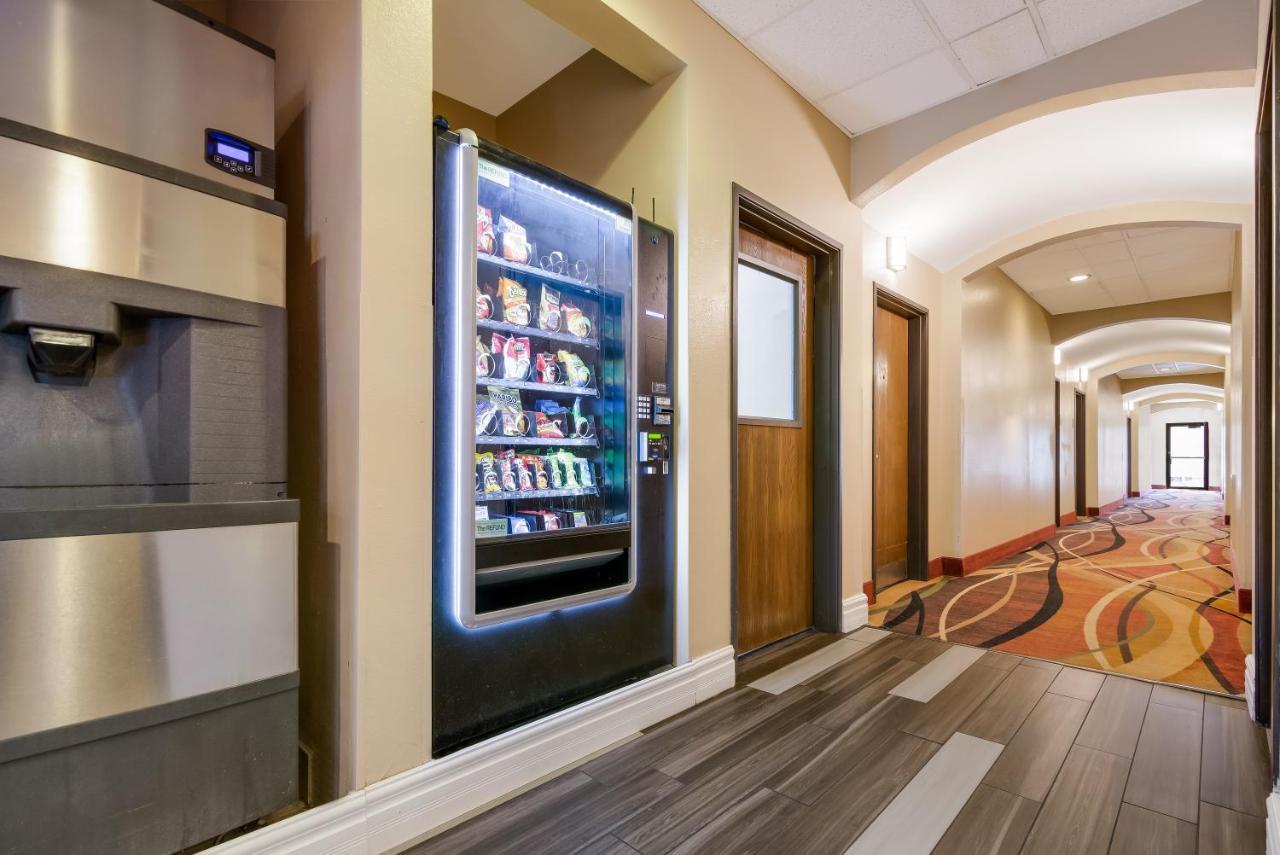 Surestay Plus Hotel By Best Western Топика Екстериор снимка