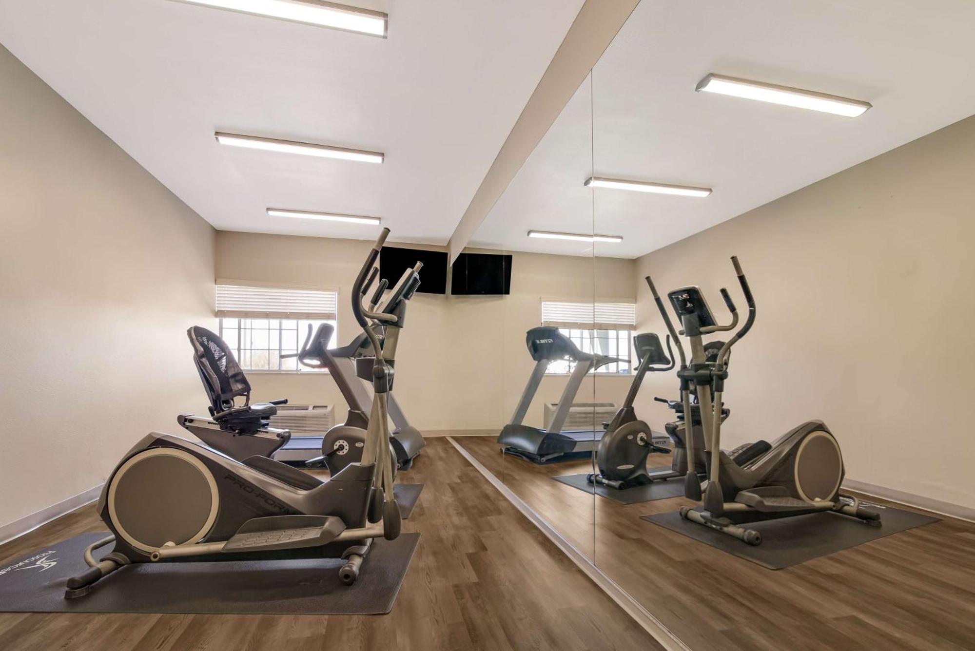 Surestay Plus Hotel By Best Western Топика Екстериор снимка